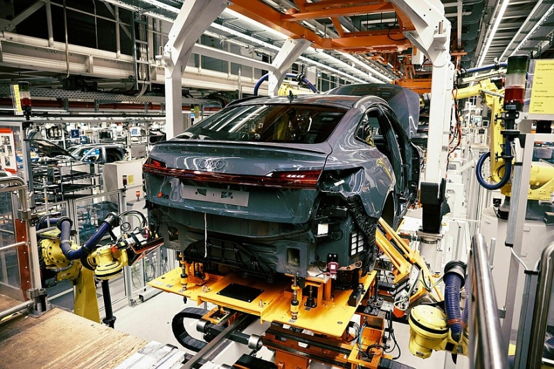 Audi через месяц закроет завод, на котором выпускается кроссовер Q8 e-tron